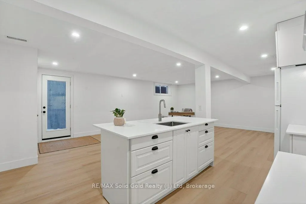 Photo 32 of 614 Rock Point Crescent, Waterloo — HOMEH