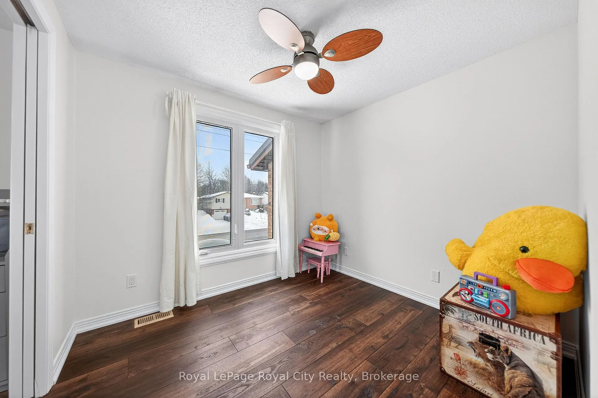 Photo 27 of 306 Imperial Road S, Guelph, Willow West/Sugarbush/West Acres — HOMEH