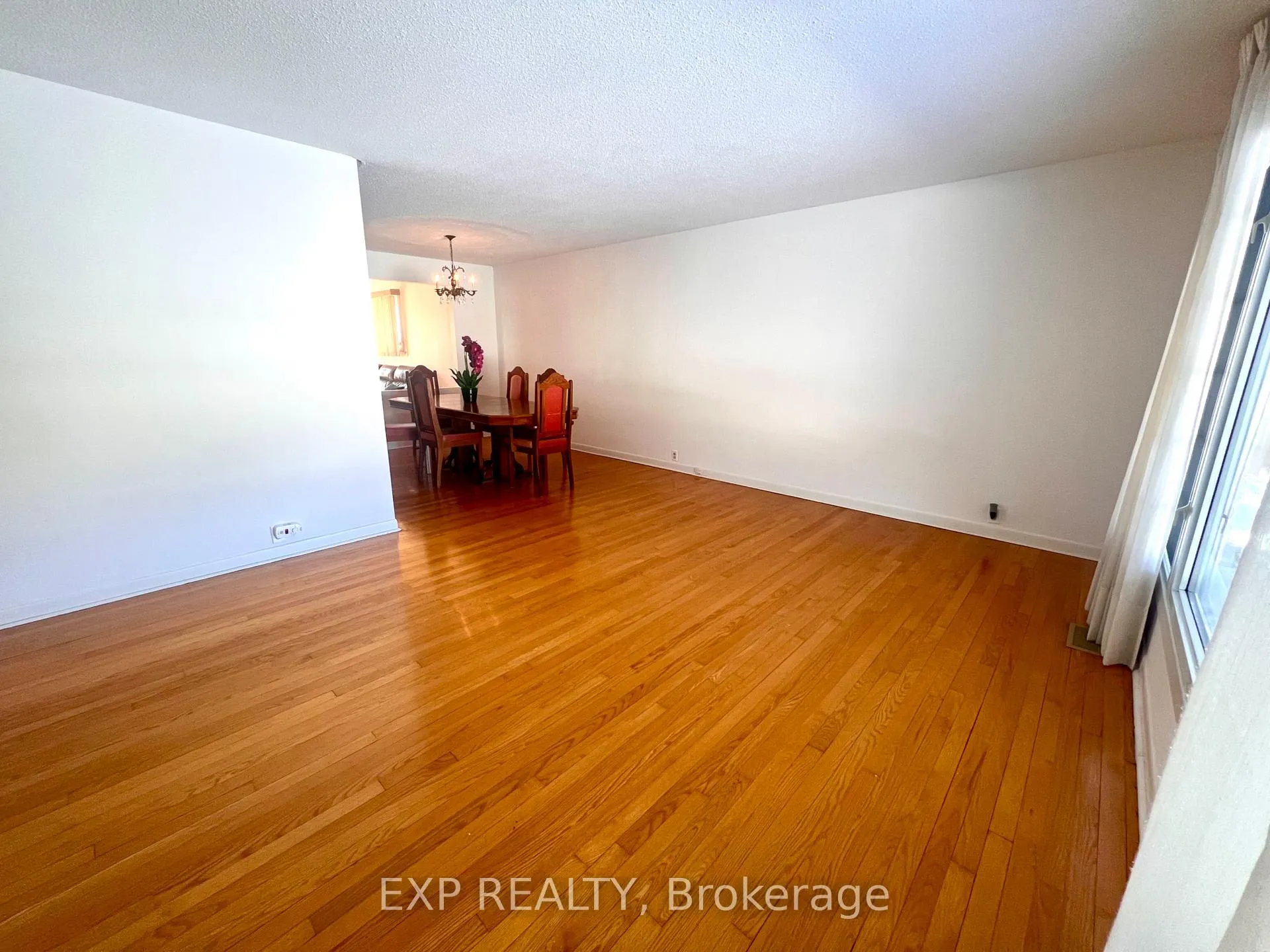 Photo 7 of 20 Wallford Way, Ottawa, City View/Skyline/Fisher Heights/Parkwood Hills — HOMEH