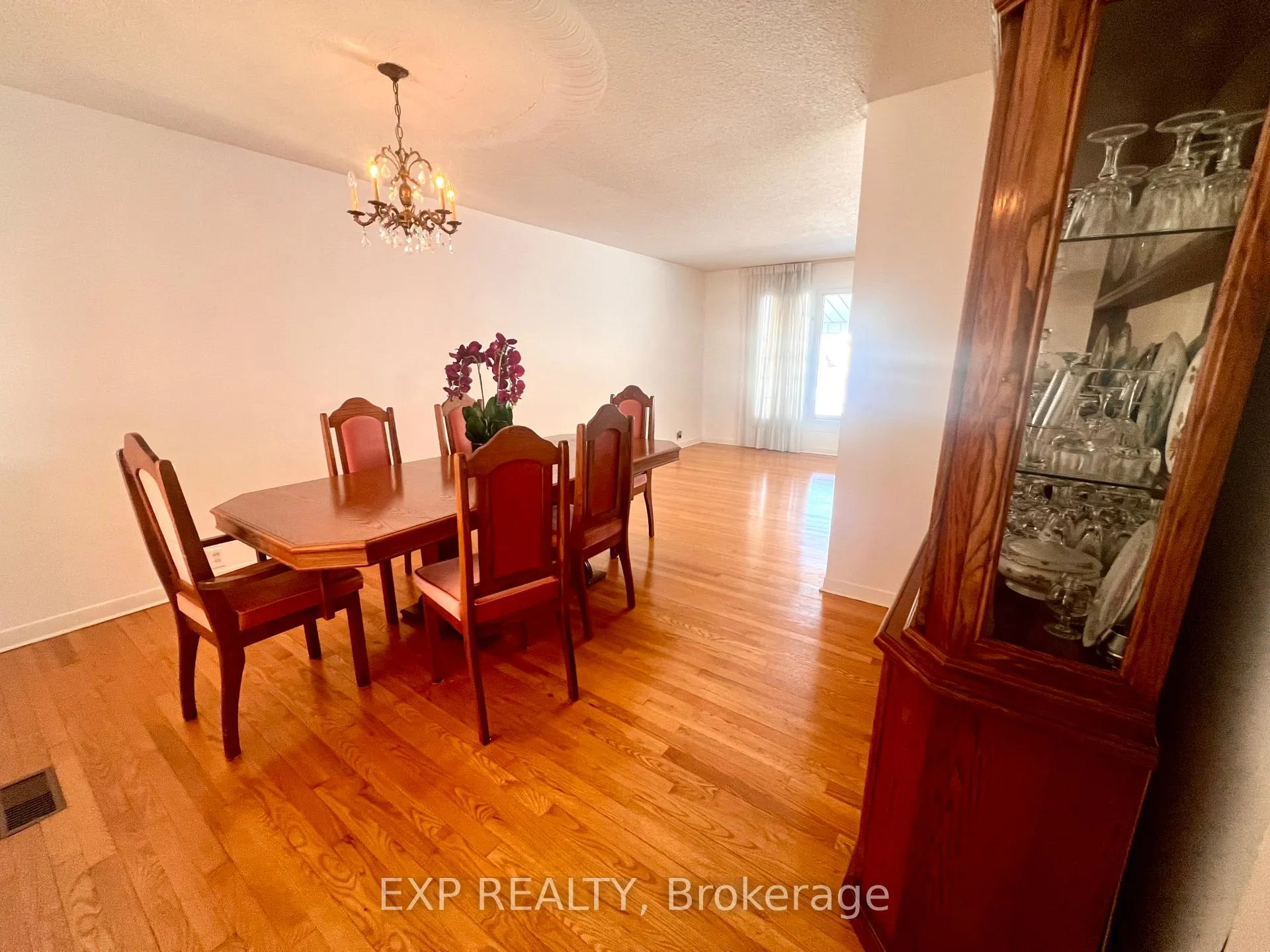 Photo 10 of 20 Wallford Way, Ottawa, City View/Skyline/Fisher Heights/Parkwood Hills — HOMEH