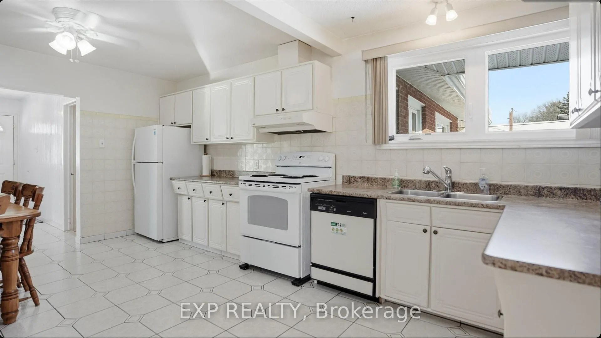 Photo 14 of 20 Wallford Way, Ottawa, City View/Skyline/Fisher Heights/Parkwood Hills — HOMEH