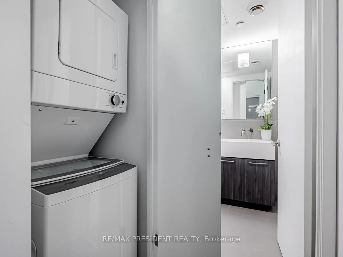 Front of Unit 1005, 560 King Street W