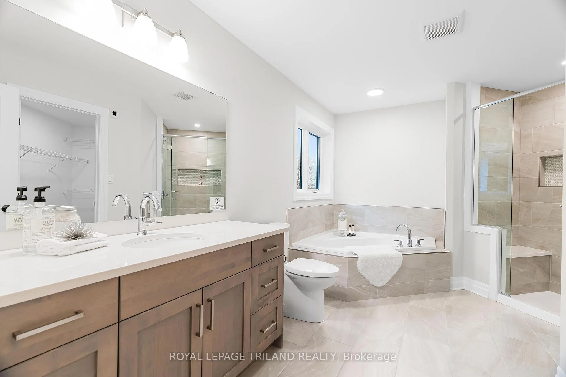 Photo 9 of 79 Hickory Lane, St. Thomas — HOMEH