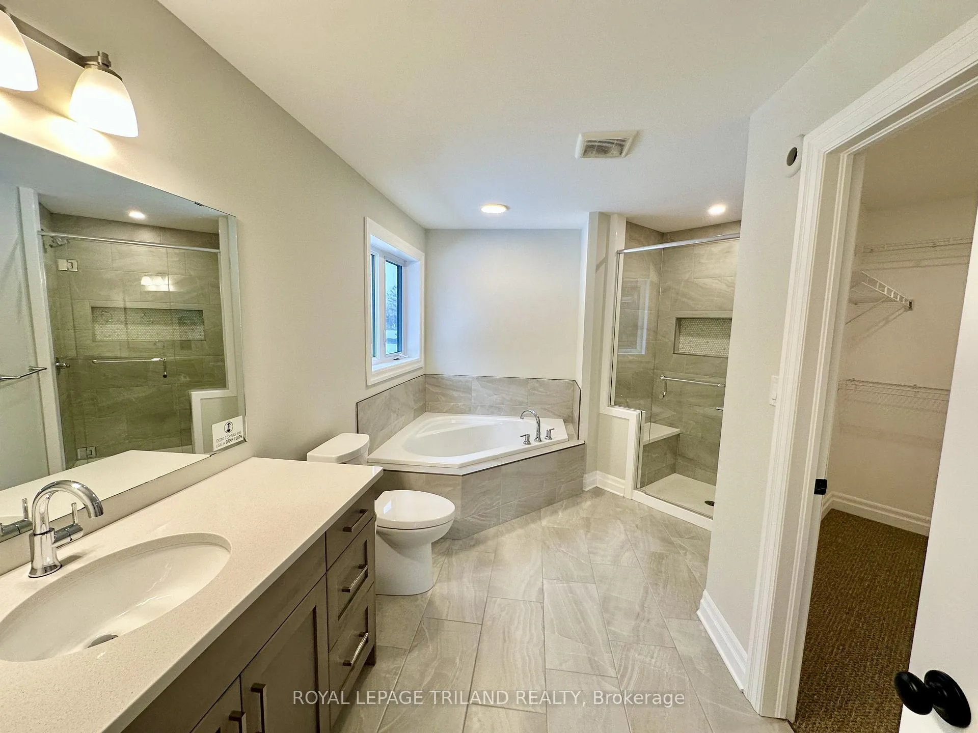 Photo 16 of 79 Hickory Lane, St. Thomas — HOMEH