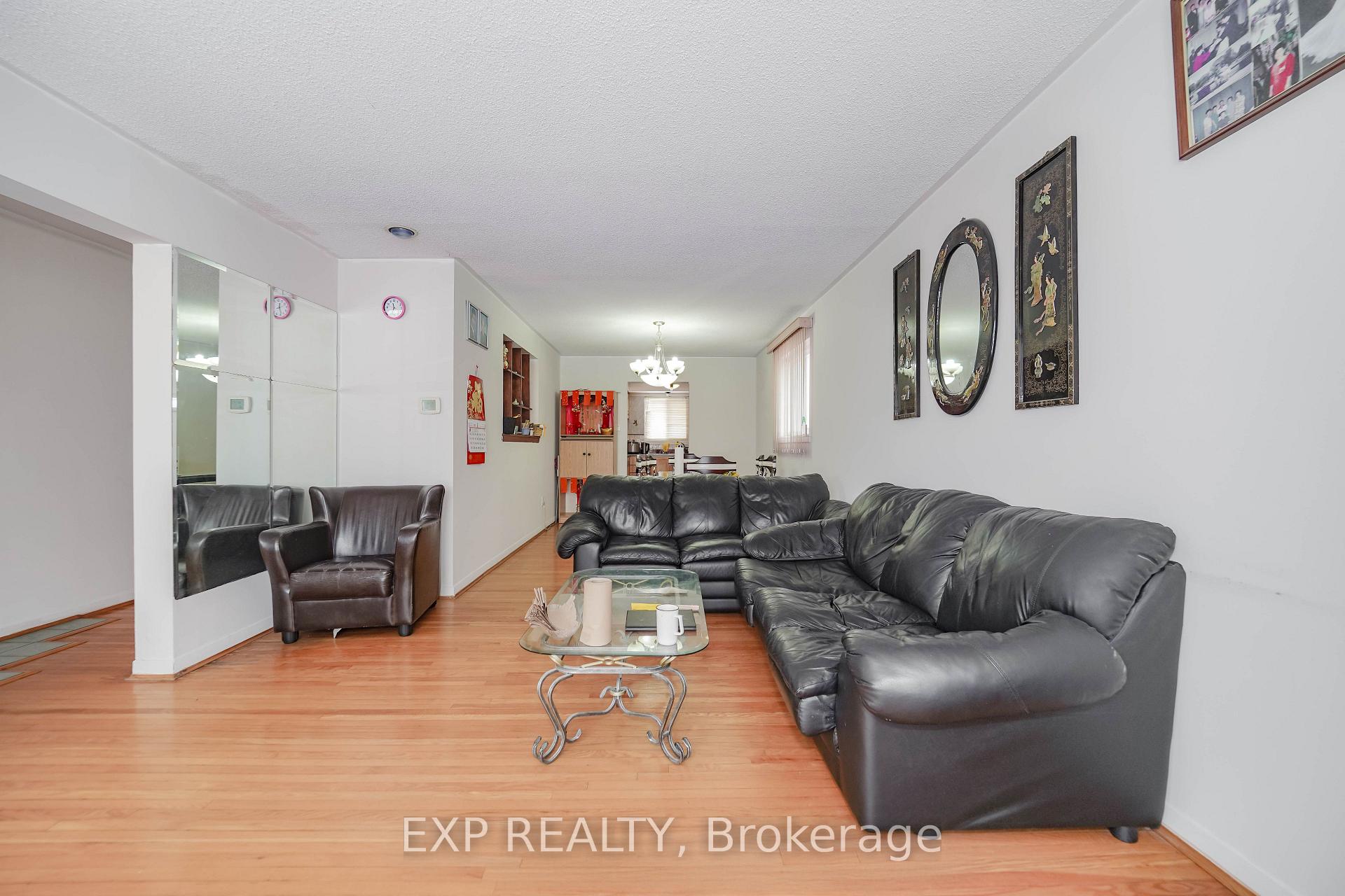 Photo 4 of 23 Cloverdale Drive, Brampton, Avondale — HOMEH