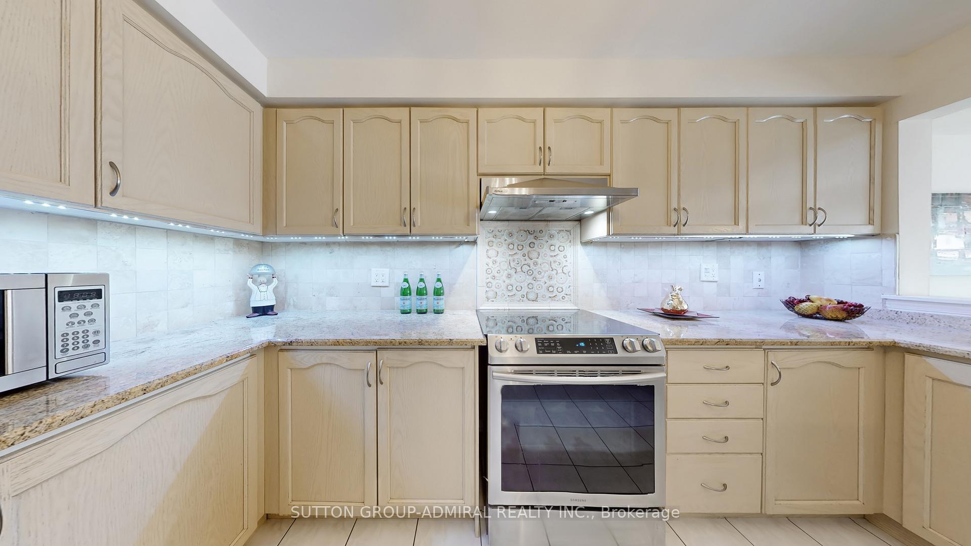 Photo 10 of 7 Rockview Gardens, Vaughan, Concord — HOMEH