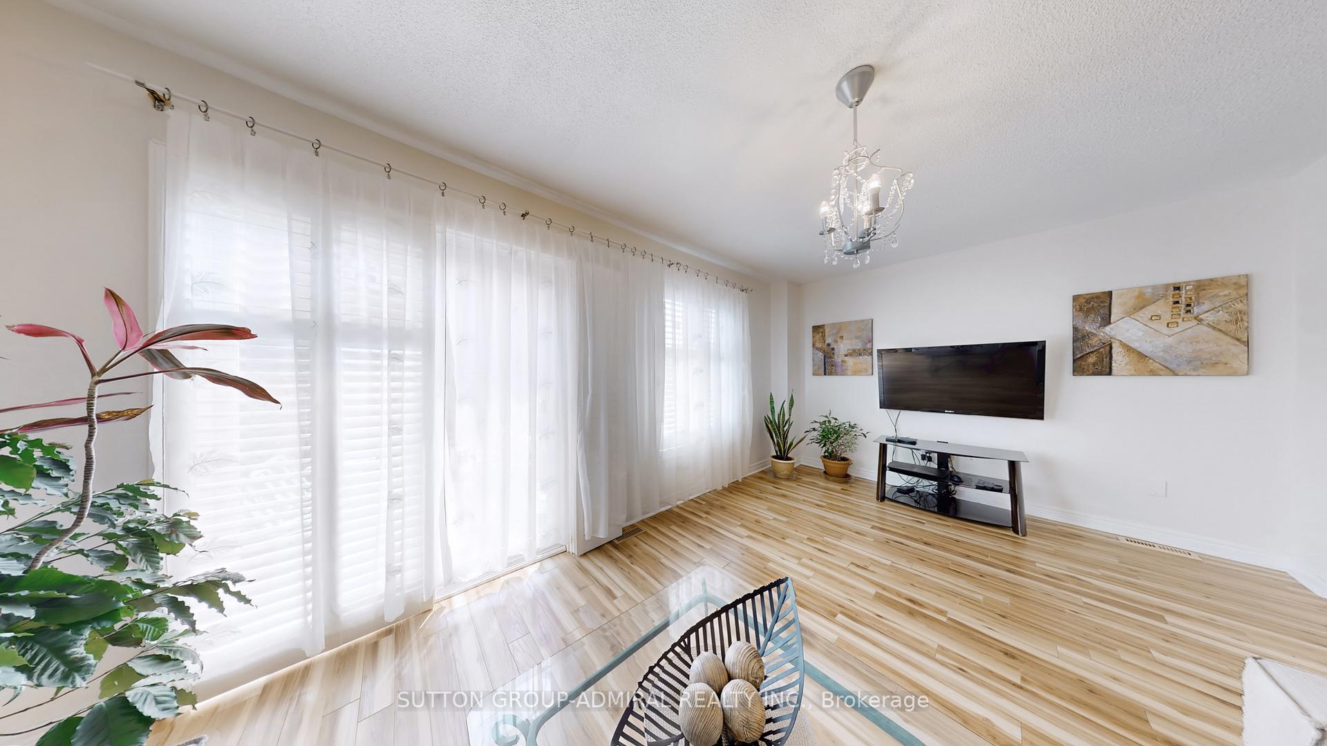 Photo 17 of 7 Rockview Gardens, Vaughan, Concord — HOMEH