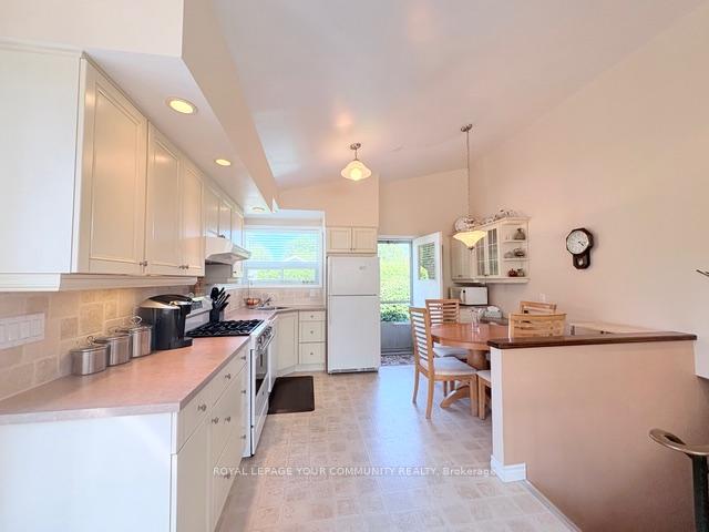 Photo 5 of 41 Knowles Crescent, Aurora, Aurora Highlands — HOMEH