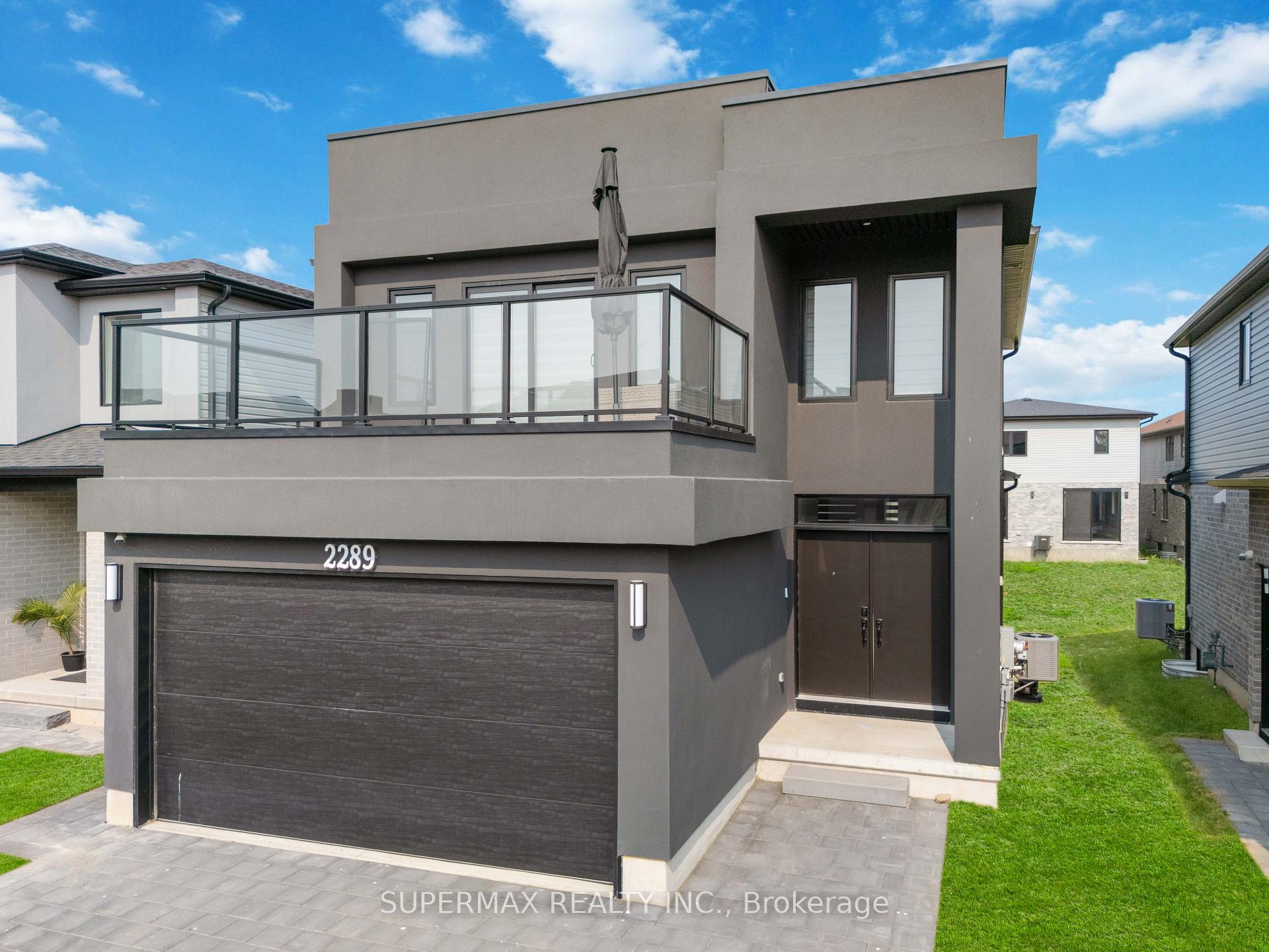 Front of 2289 Southport Cres