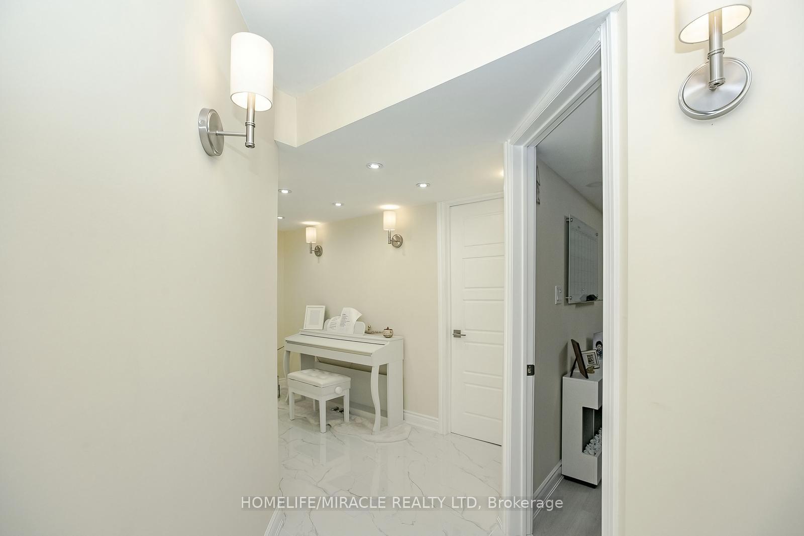 Photo 15 of 24 Old Cleeve Crescent E, Brampton, Northwest Brampton — HOMEH