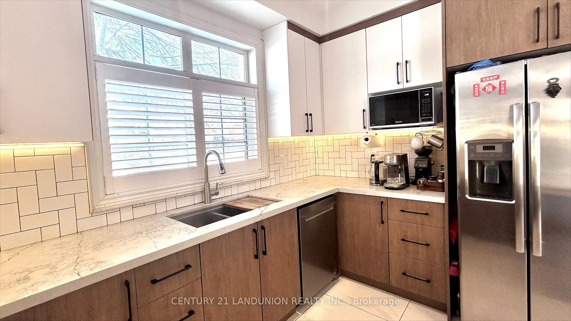 Photo 4 of 106 Santa Maria Trail, Vaughan, Maple — HOMEH