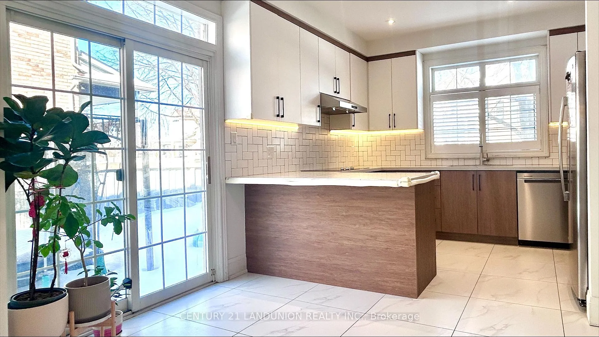 Photo 5 of 106 Santa Maria Trail, Vaughan, Maple — HOMEH