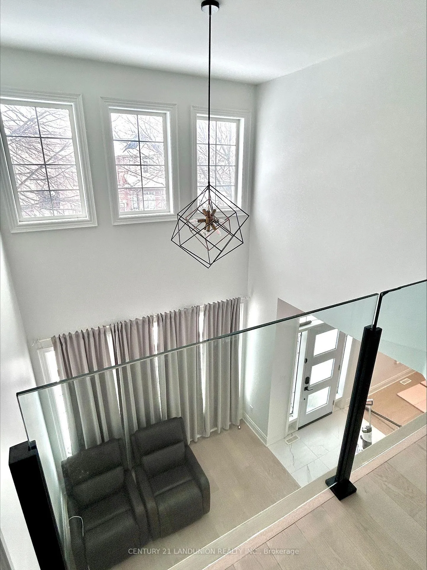 Photo 6 of 106 Santa Maria Trail, Vaughan, Maple — HOMEH