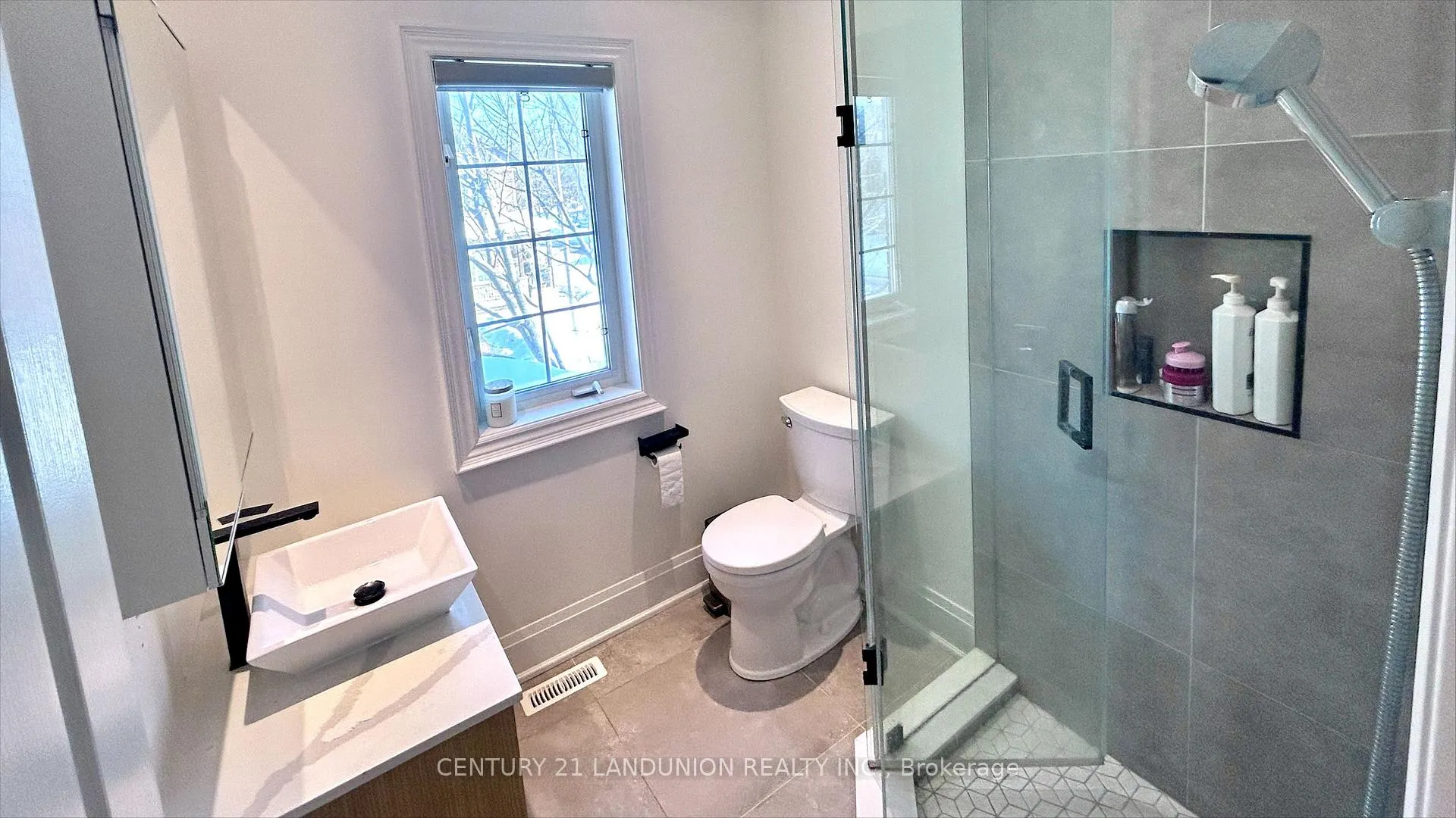 Photo 17 of 106 Santa Maria Trail, Vaughan, Maple — HOMEH