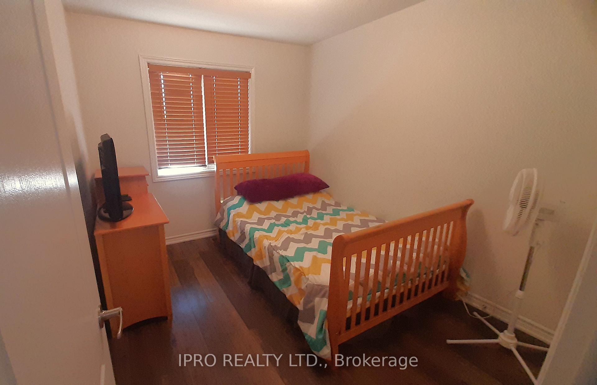 Photo 4 of 33 Hatton Court, Brampton, Credit Valley — HOMEH