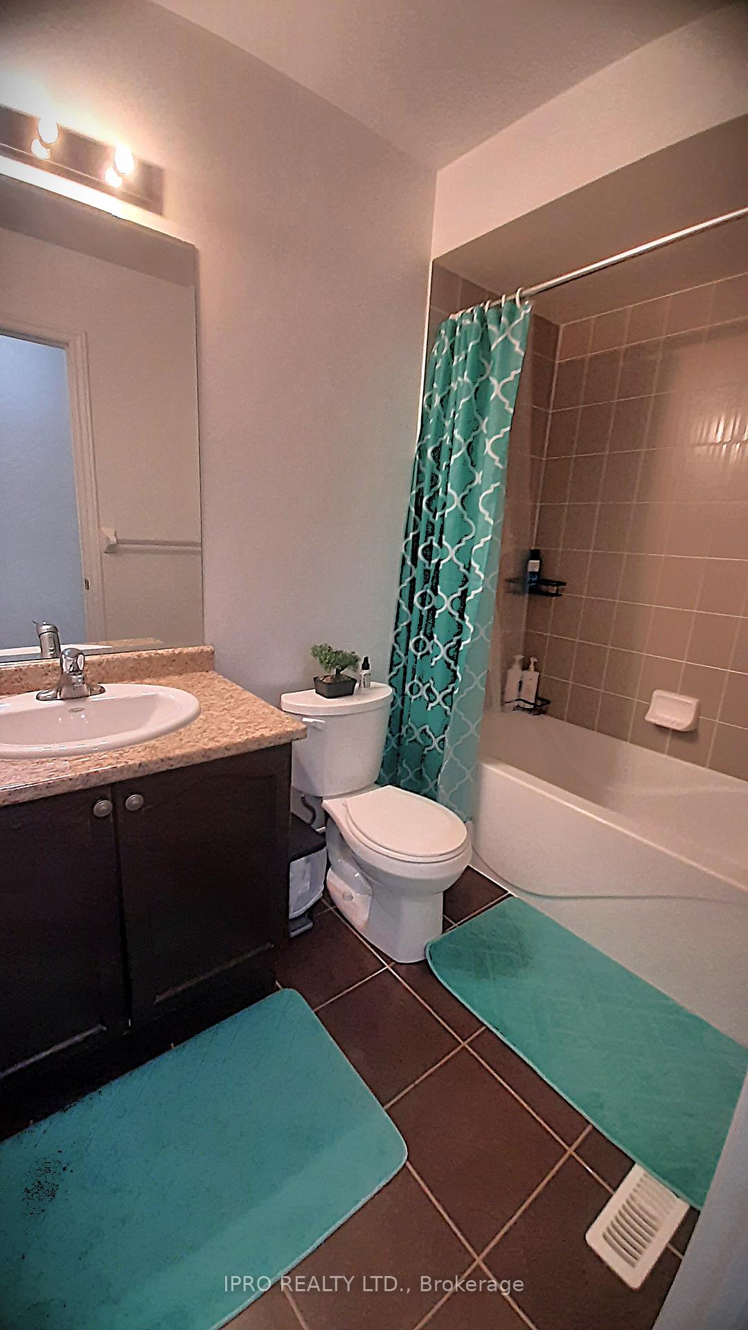 Photo 3 of 33 Hatton Court, Brampton, Credit Valley — HOMEH