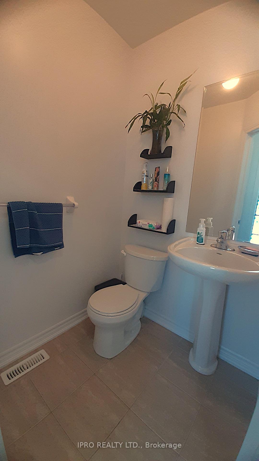 Photo 6 of 33 Hatton Court, Brampton, Credit Valley — HOMEH