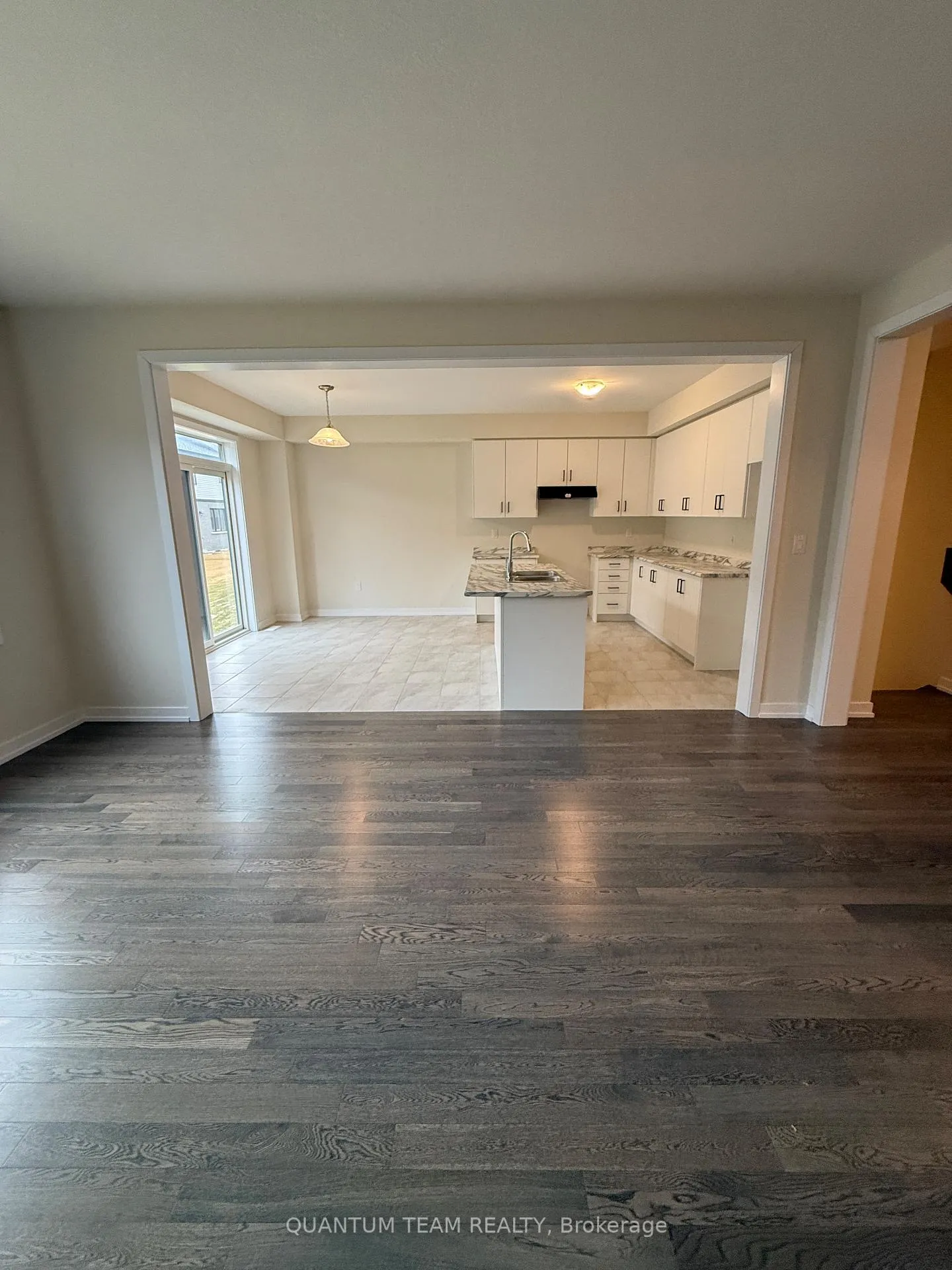 Photo 3 of 11 Wintergreen Crescent, Haldimand — HOMEH