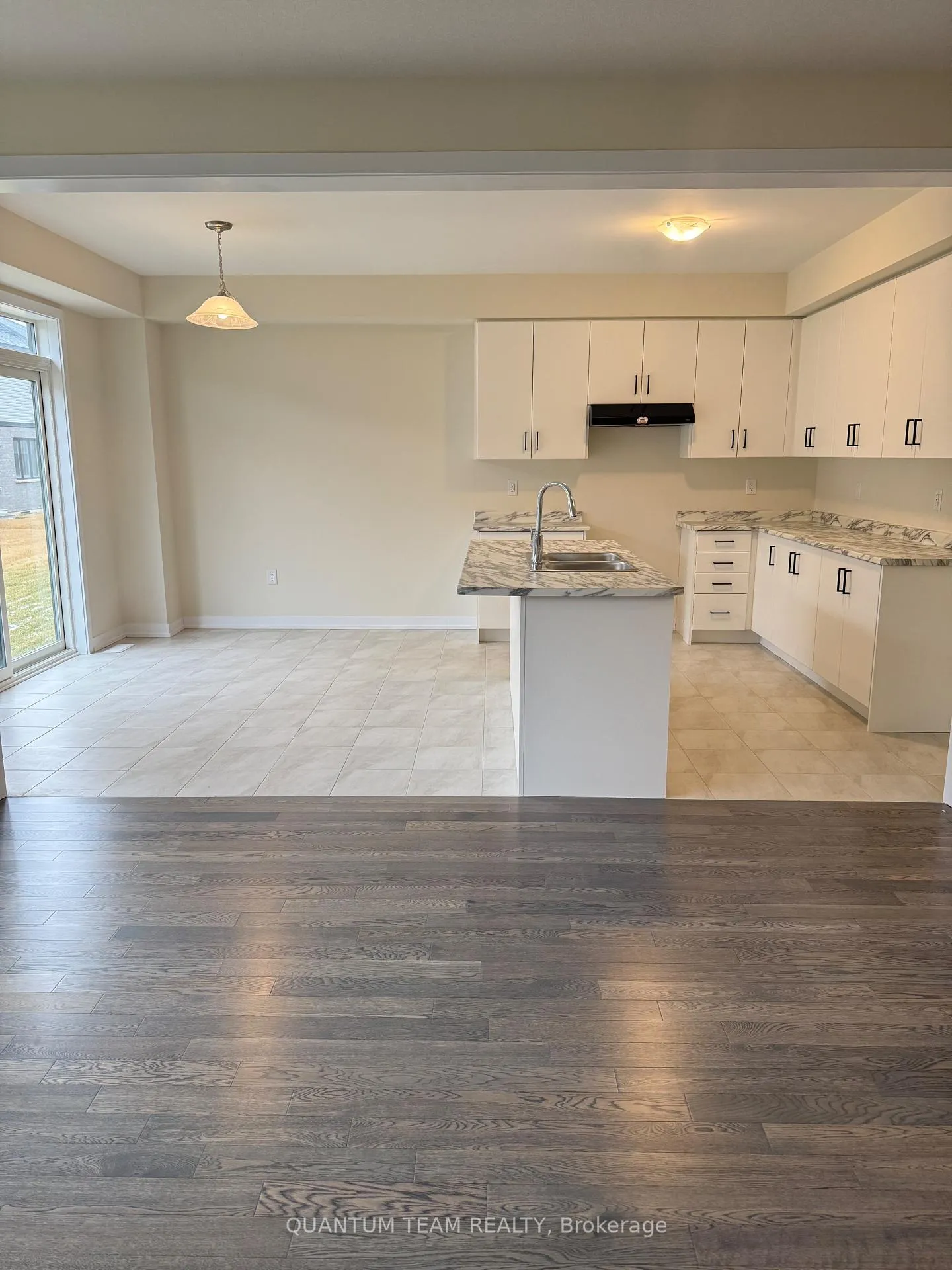 Photo 4 of 11 Wintergreen Crescent, Haldimand — HOMEH