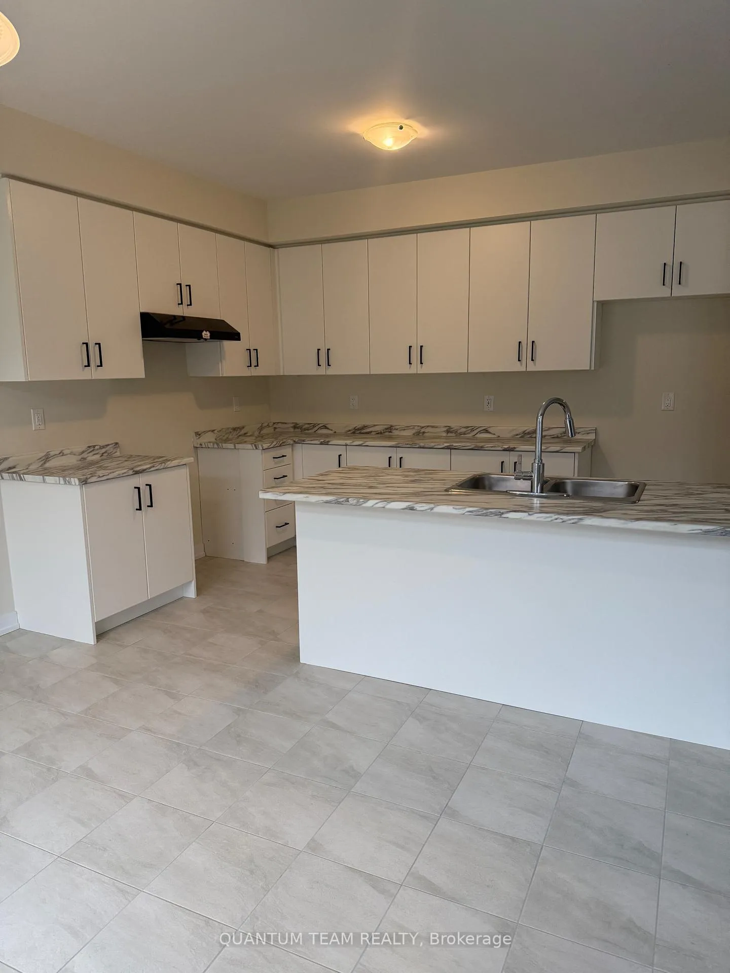 Photo 7 of 11 Wintergreen Crescent, Haldimand — HOMEH