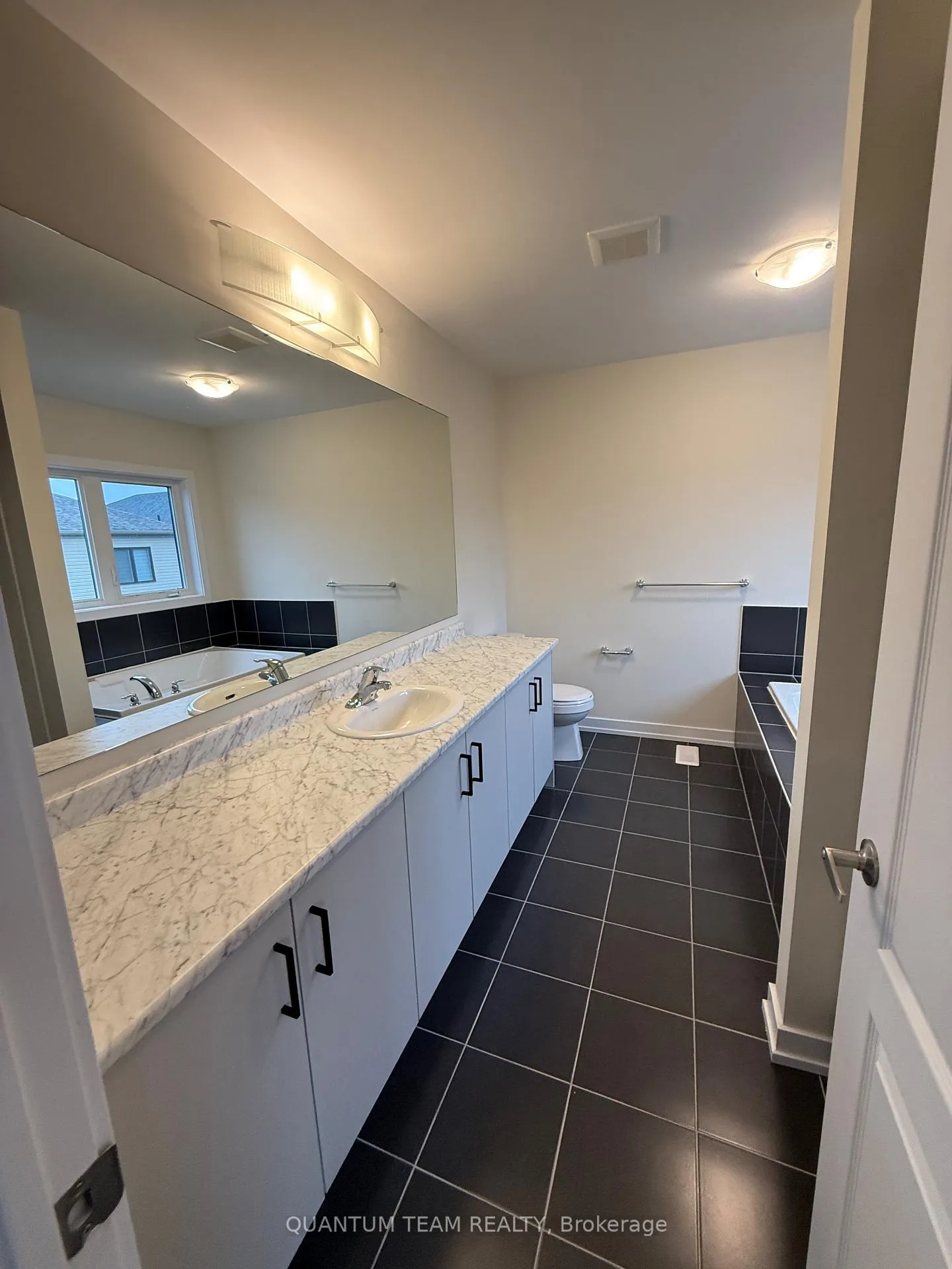 Photo 20 of 11 Wintergreen Crescent, Haldimand — HOMEH