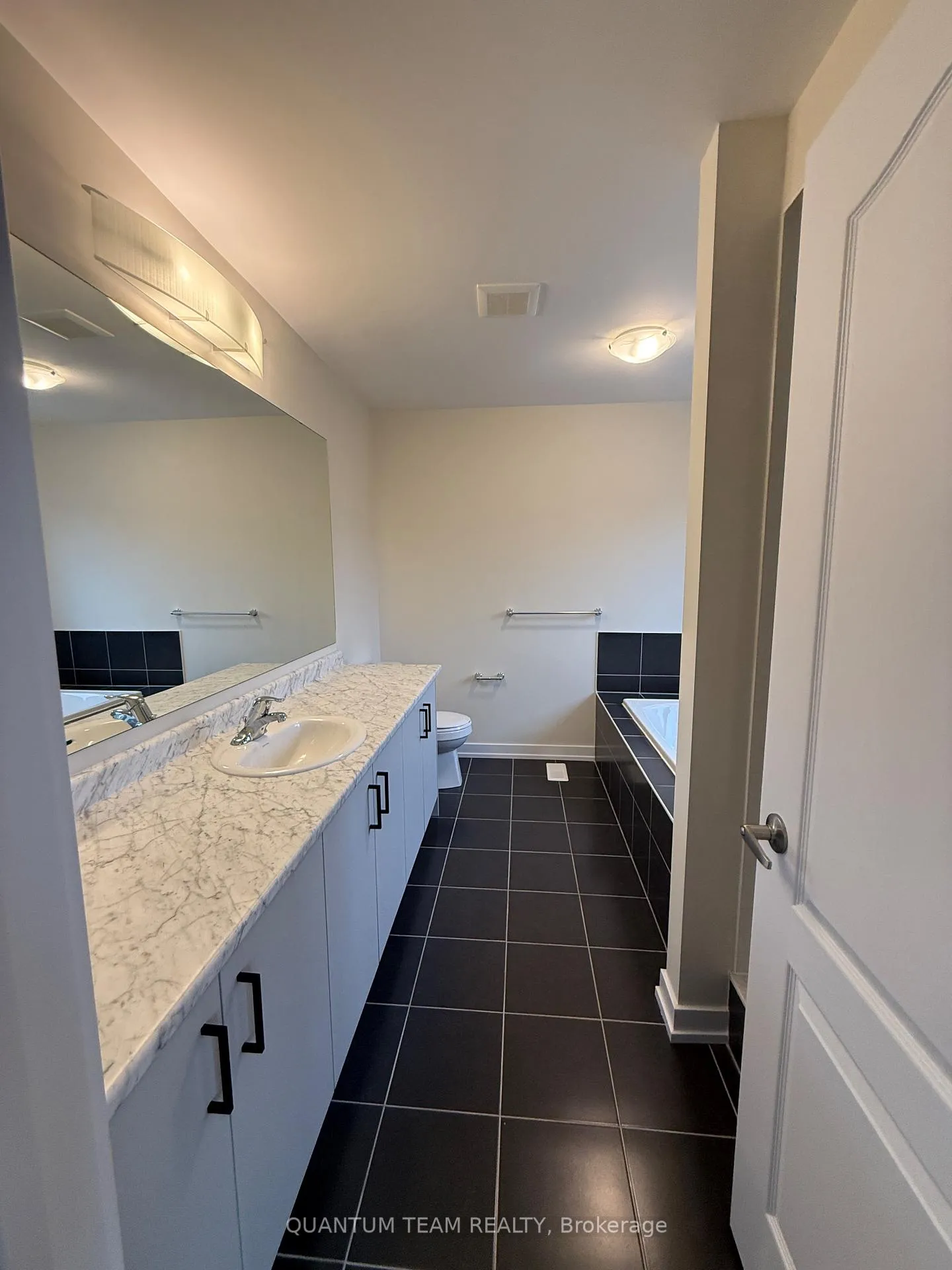 Photo 21 of 11 Wintergreen Crescent, Haldimand — HOMEH