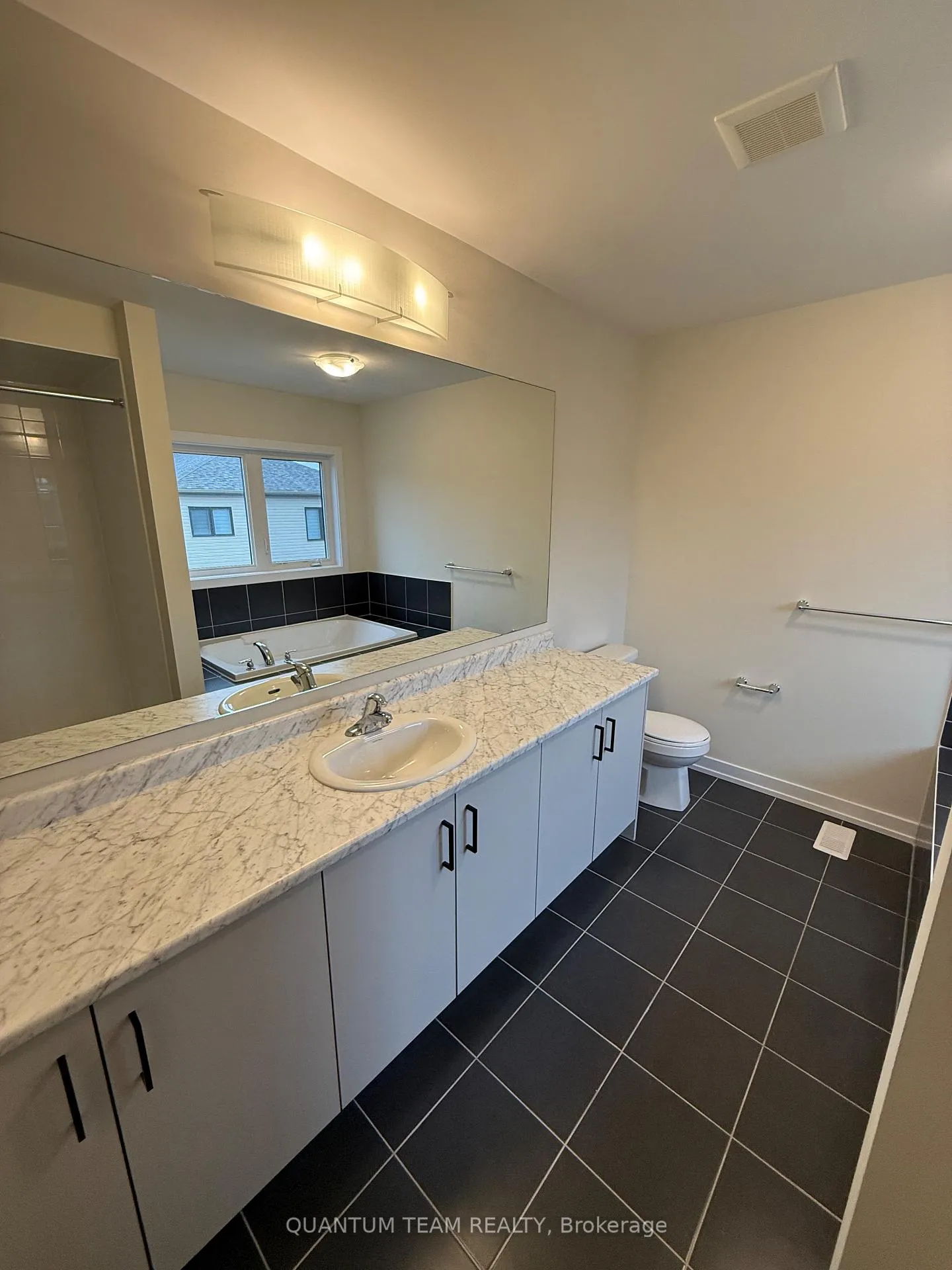 Photo 23 of 11 Wintergreen Crescent, Haldimand — HOMEH