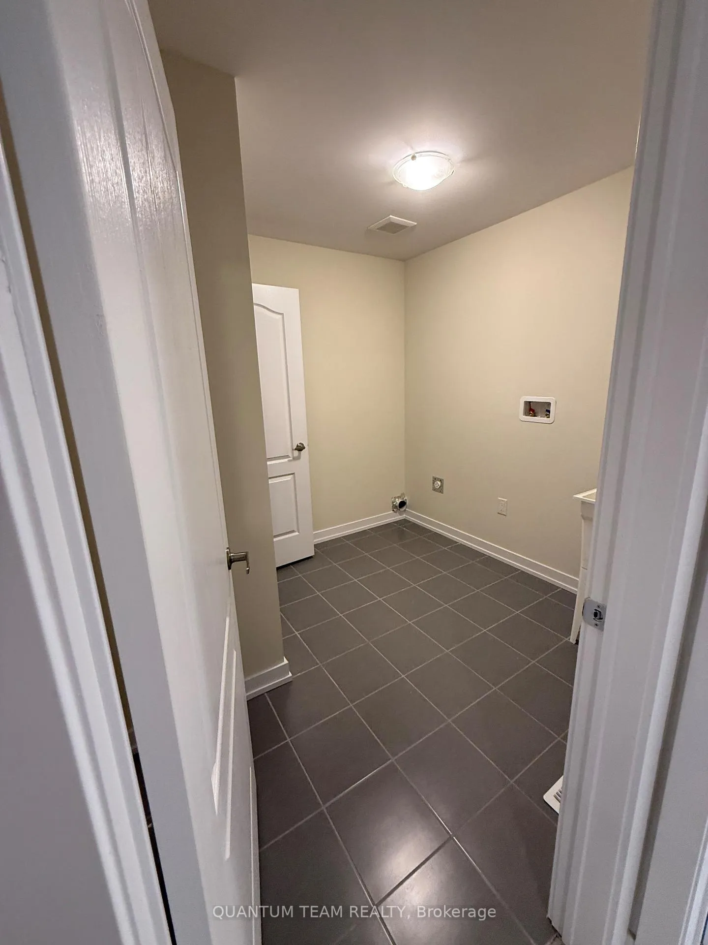 Photo 32 of 11 Wintergreen Crescent, Haldimand — HOMEH