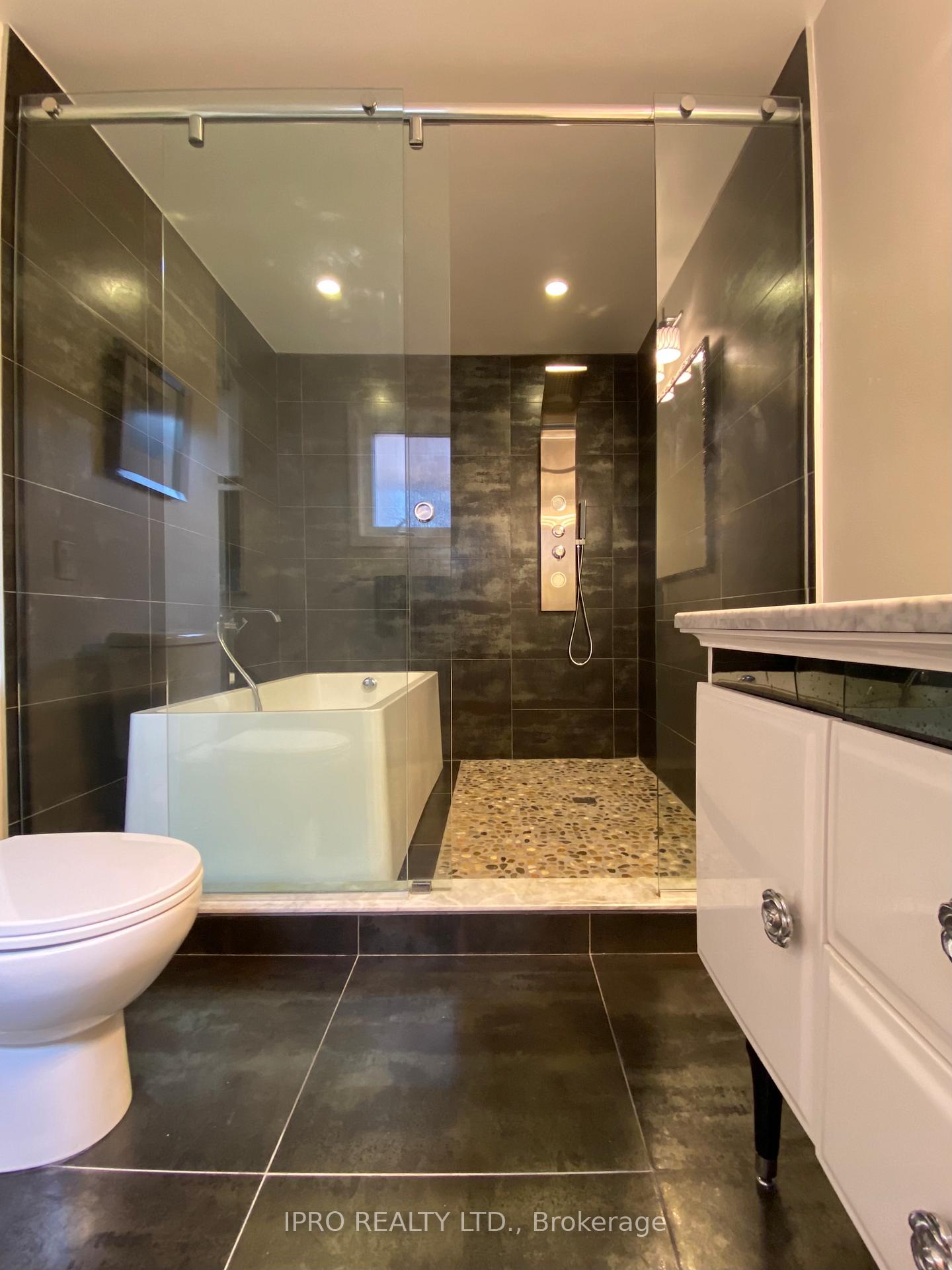 Photo 10 of 324 Airdrie Drive, Vaughan, East Woodbridge — HOMEH