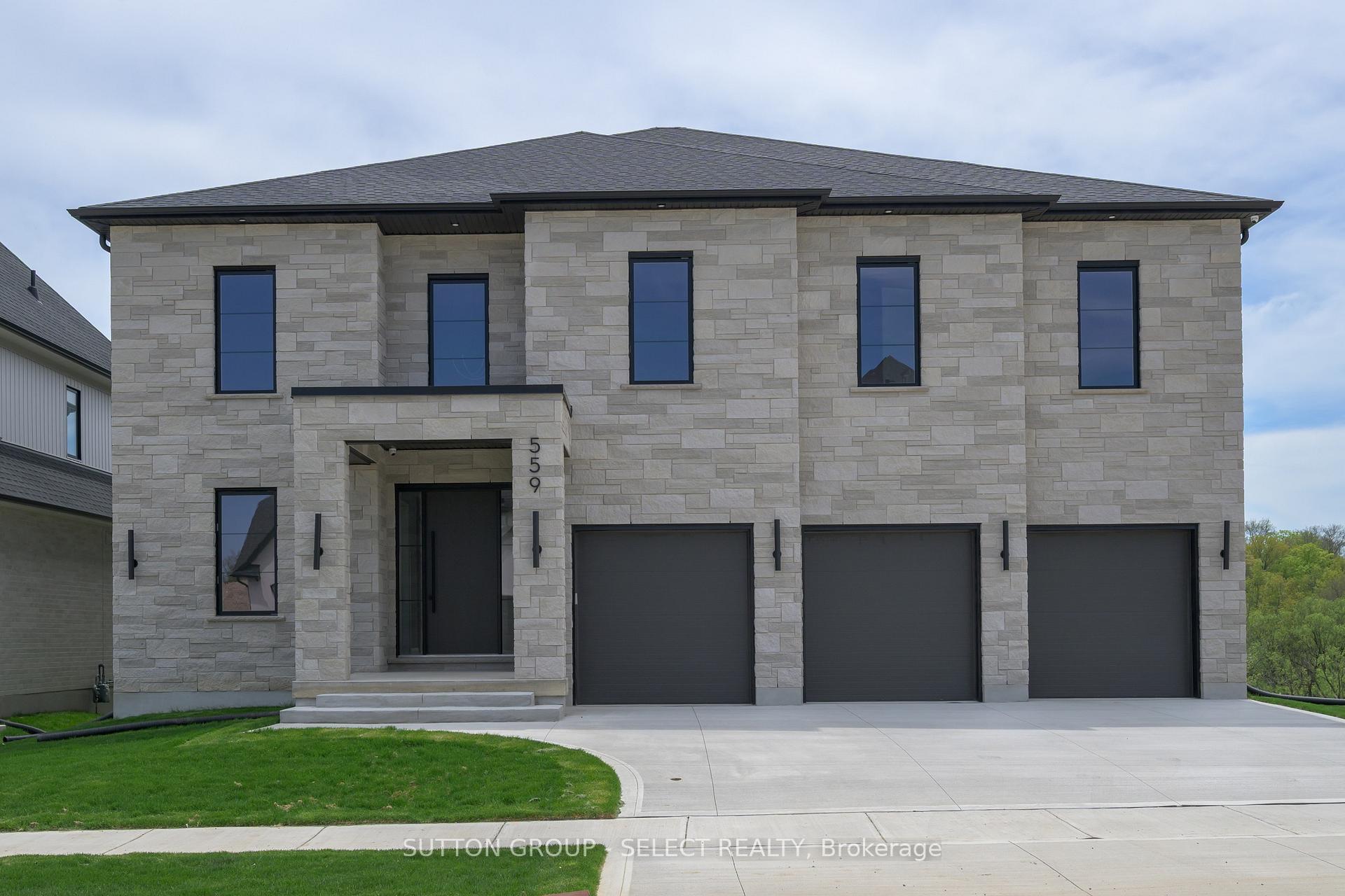 Front of 559 Creekview Chase
