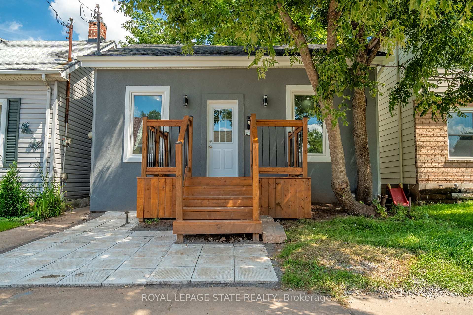 Front of 195 Picton Street E