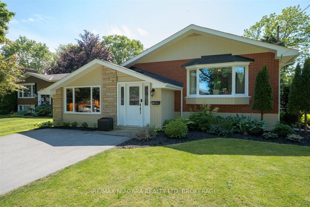 Front of 62 Oakridge Crescent E