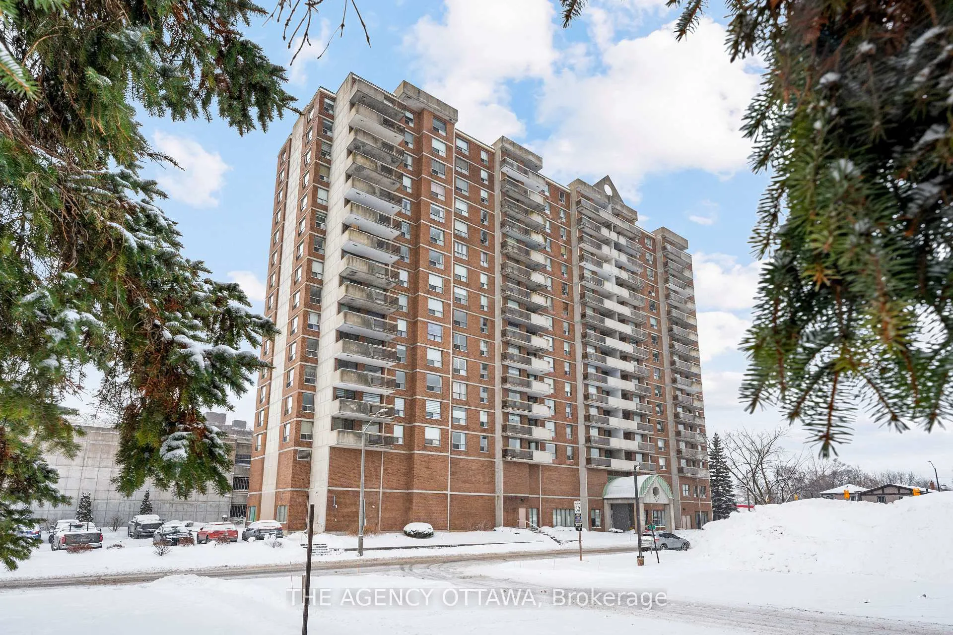 Front of Unit 501, 200 Lafontaine Avenue