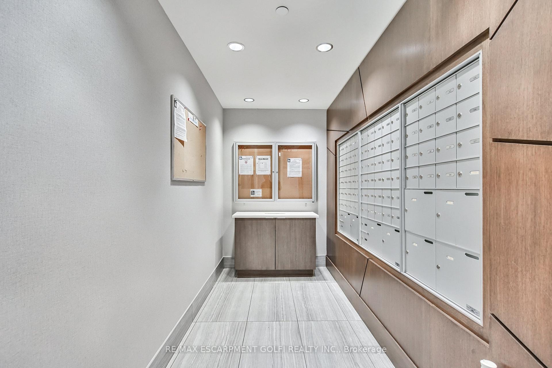 Photo 6 of Unit 403, 16 Markle Crescent, Hamilton, Ancaster — HOMEH