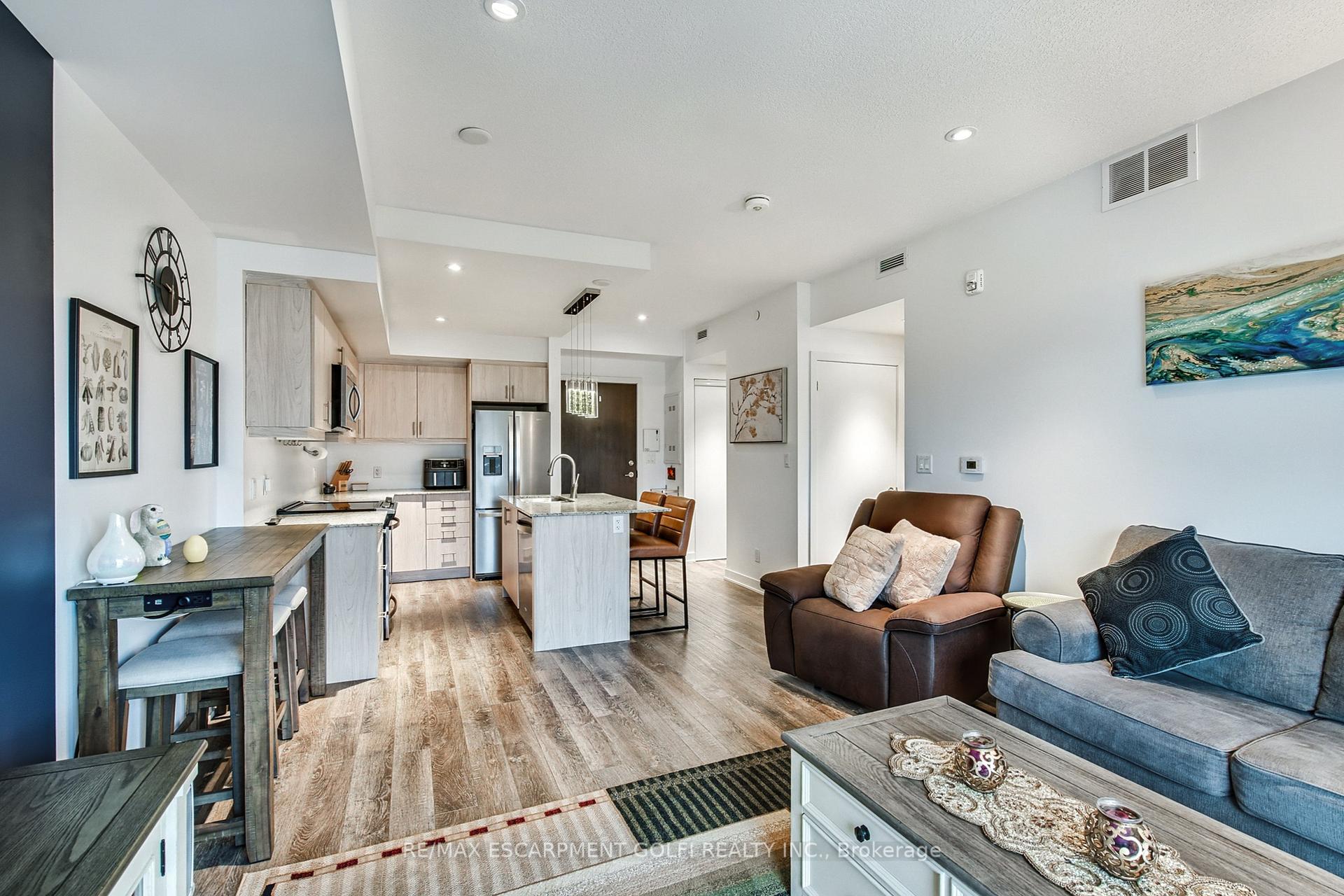 Photo 13 of Unit 403, 16 Markle Crescent, Hamilton, Ancaster — HOMEH