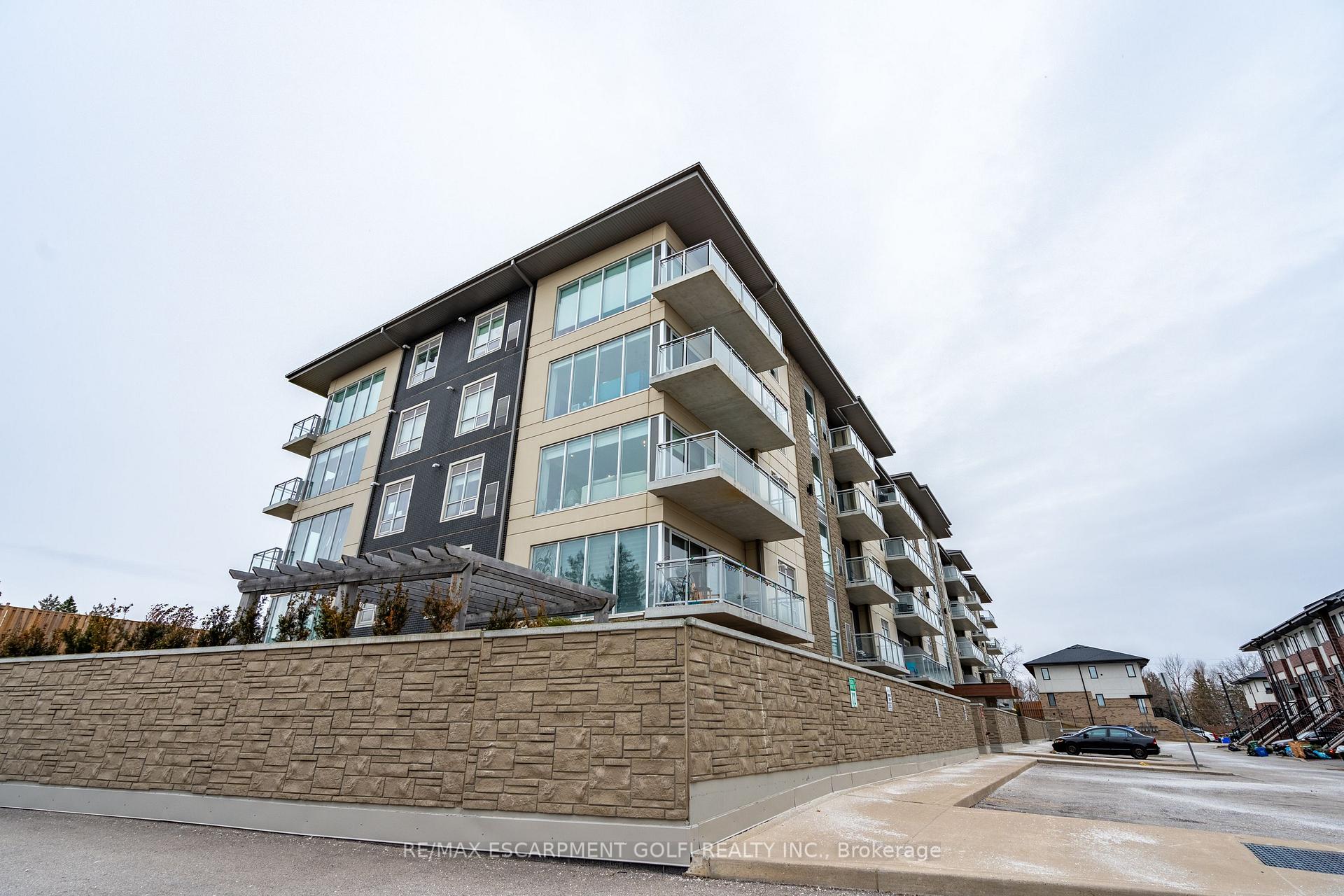 Photo 37 of Unit 403, 16 Markle Crescent, Hamilton, Ancaster — HOMEH
