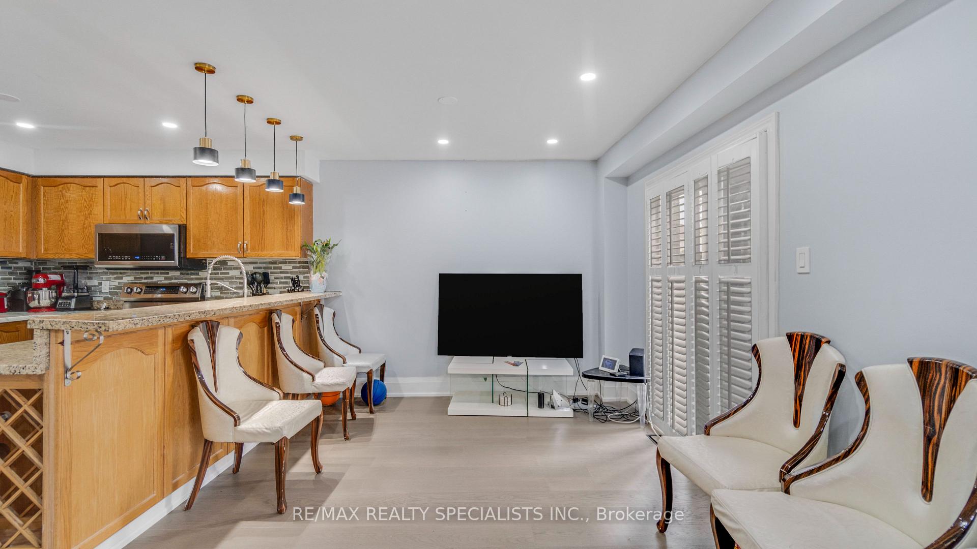 Photo 14 of 21 Earl Grey Crescent, Brampton, Fletcher's Meadow — HOMEH