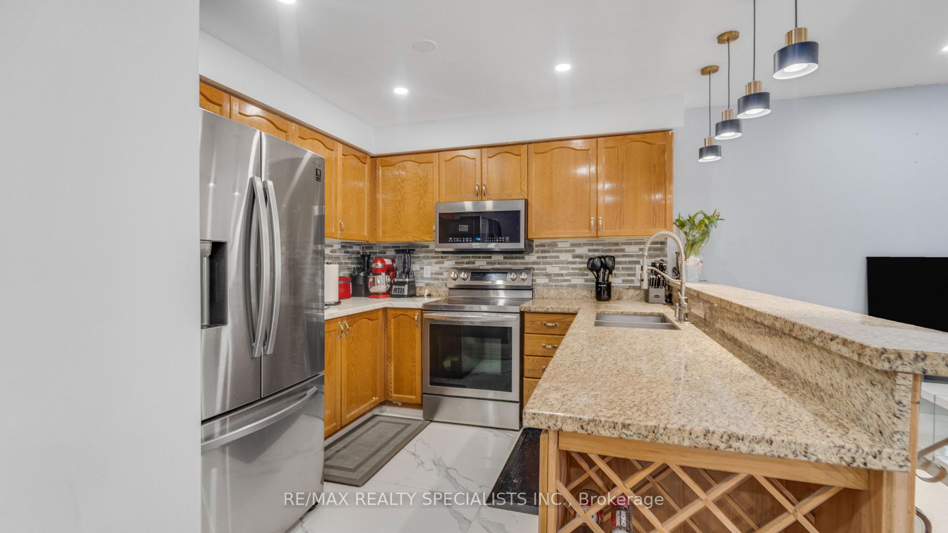 Photo 18 of 21 Earl Grey Crescent, Brampton, Fletcher's Meadow — HOMEH