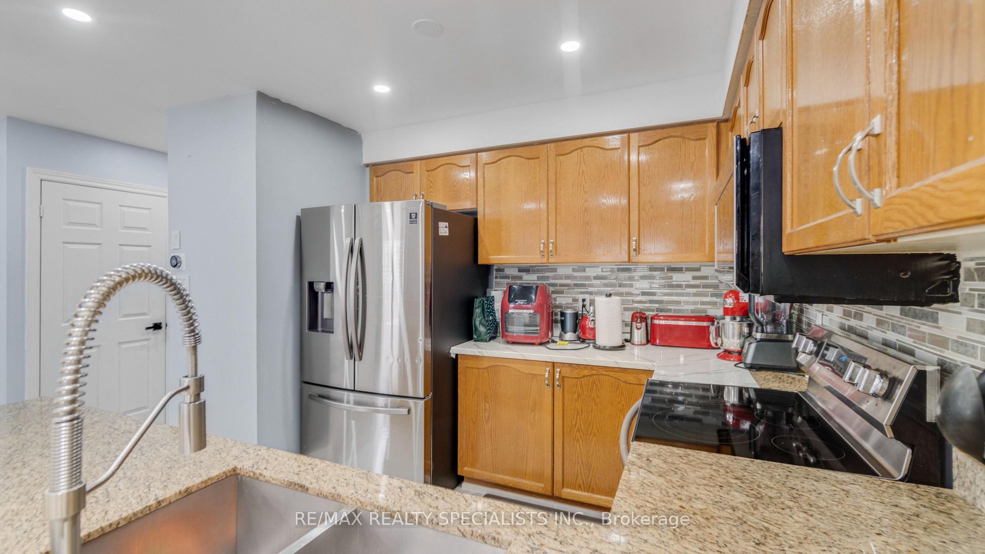 Photo 19 of 21 Earl Grey Crescent, Brampton, Fletcher's Meadow — HOMEH