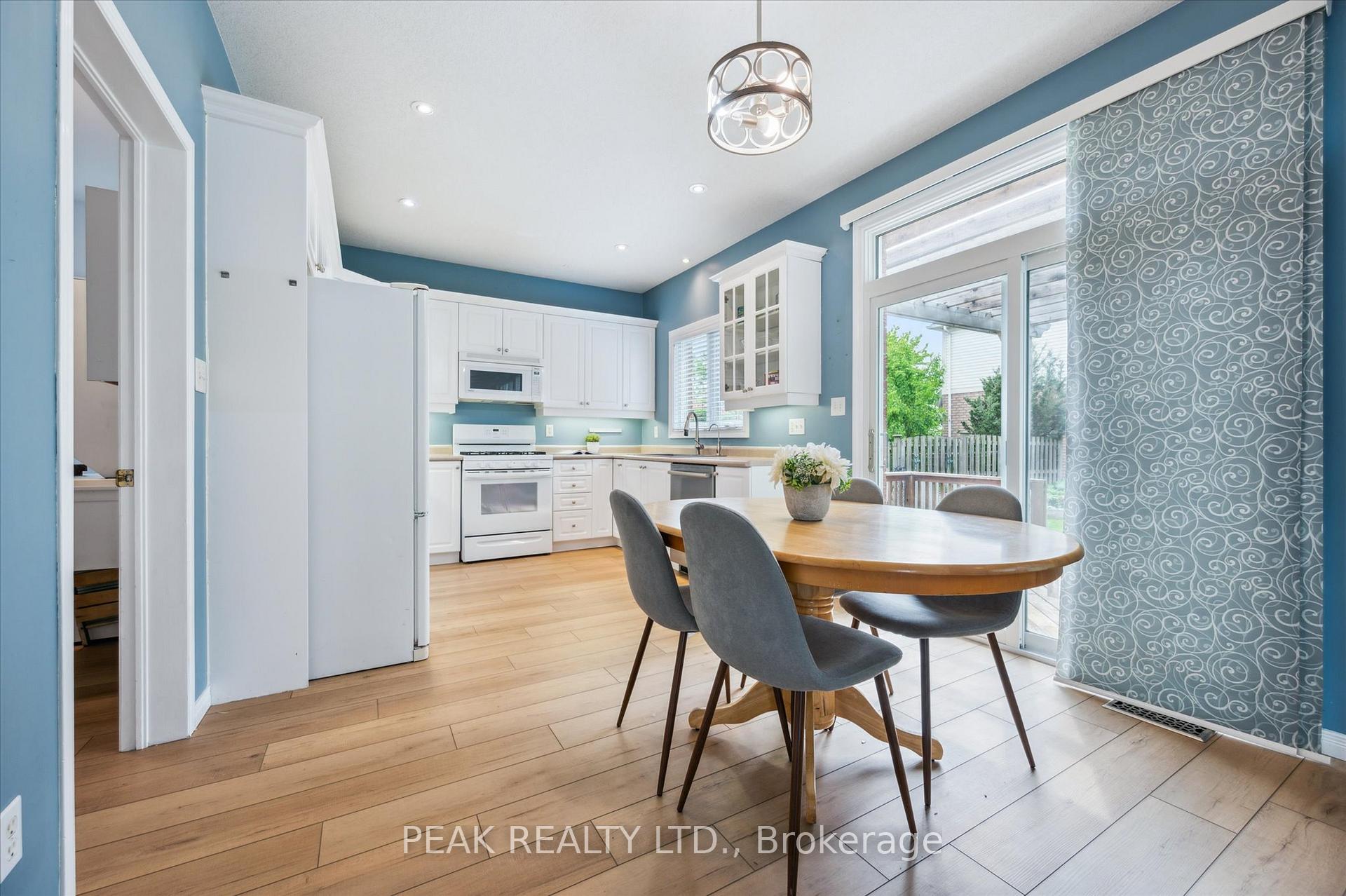 Photo 9 of 606 Eastbridge Boulevard, Waterloo — HOMEH