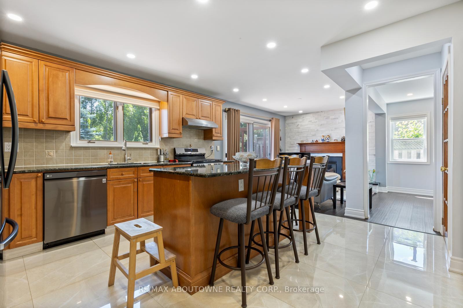 Photo 3 of 15 Lockton Crescent, Brampton, Brampton East — HOMEH