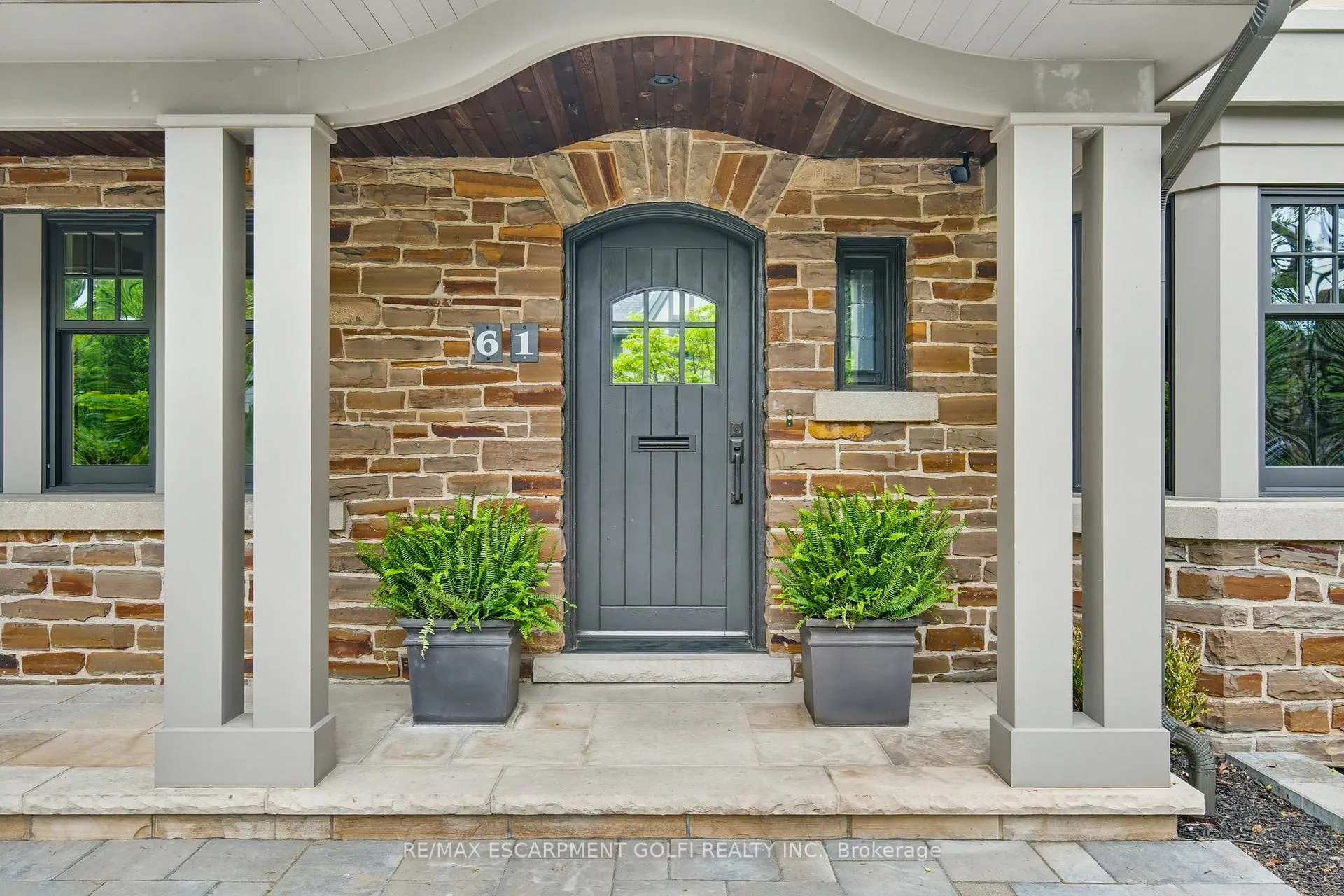 Photo 3 of 61 Oak Knoll Drive, Hamilton, Westdale — HOMEH