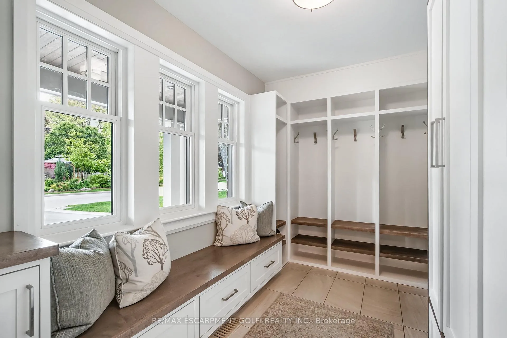 Photo 8 of 61 Oak Knoll Drive, Hamilton, Westdale — HOMEH
