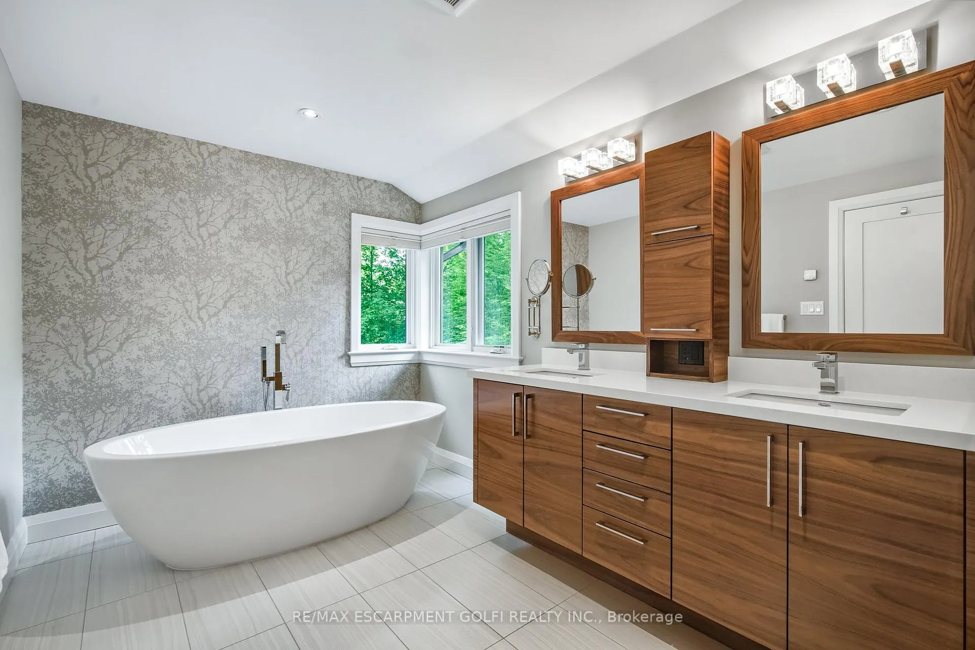 Photo 21 of 61 Oak Knoll Drive, Hamilton, Westdale — HOMEH