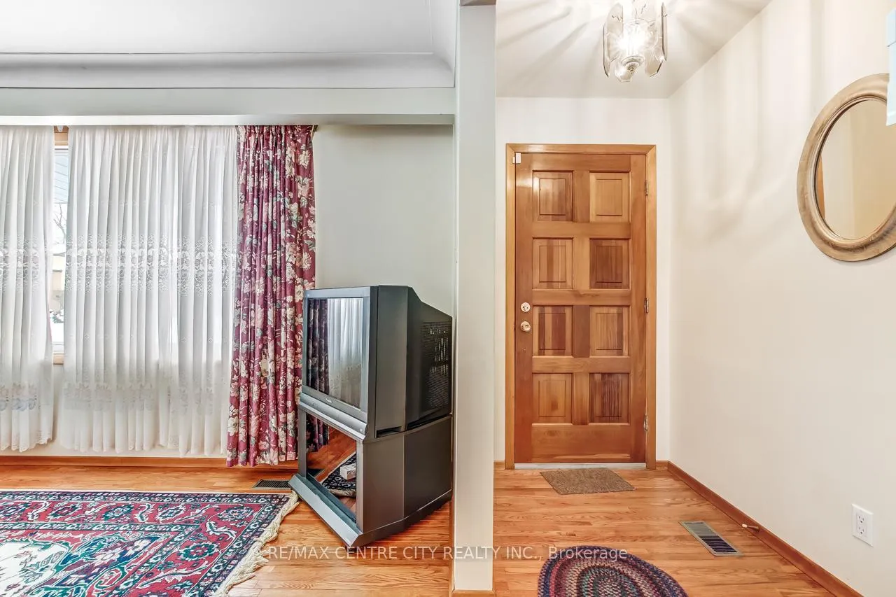Photo 2 of 18 Porter Place, St. Thomas — HOMEH