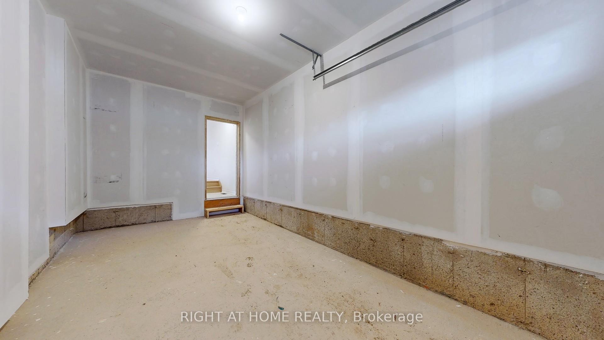 Photo 33 of 2086 Coppenwood Common, Burlington, Tyandaga — HOMEH