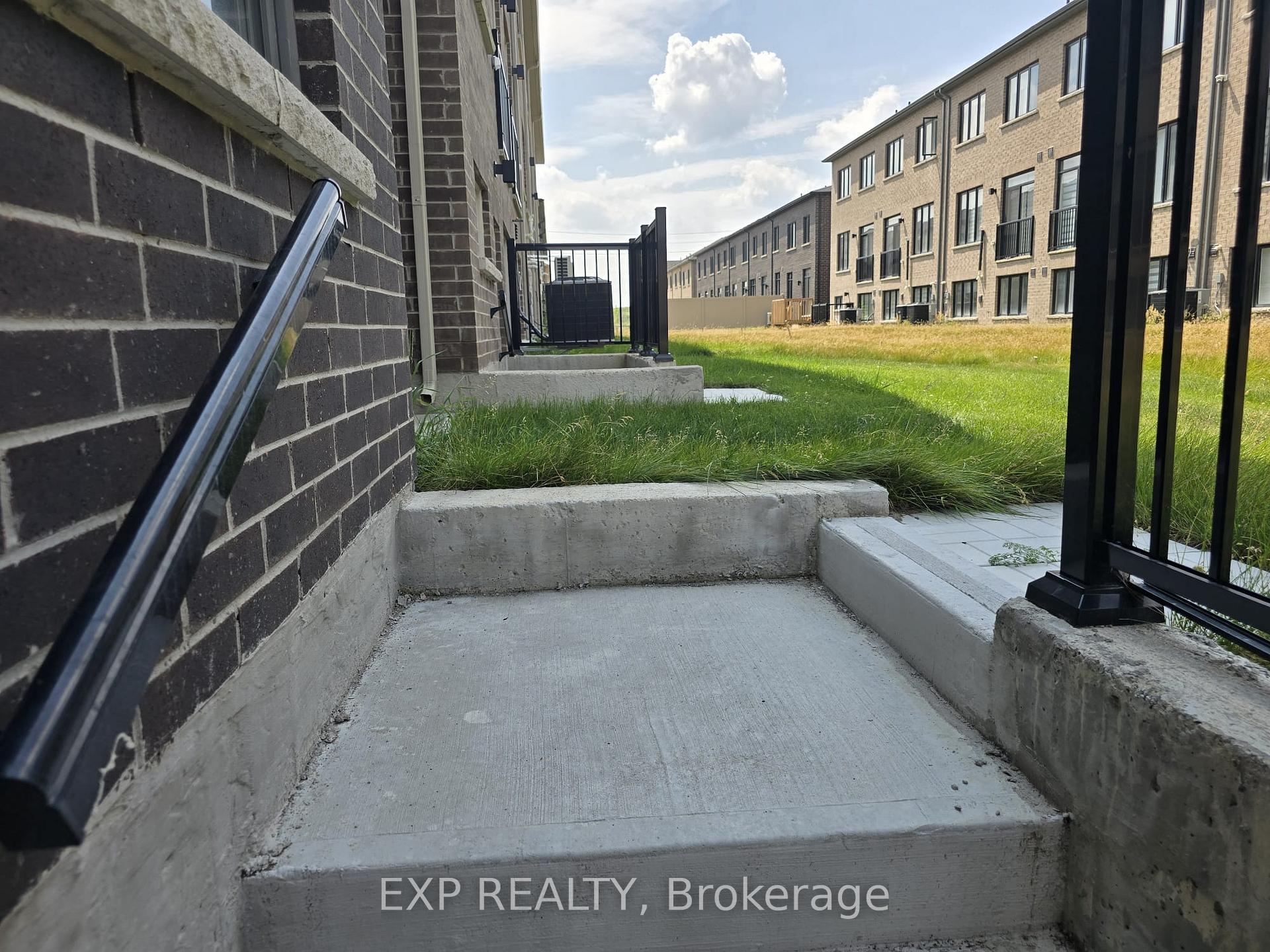 Photo 2 of Unit UNIT B, 80 Singhampton Road, Vaughan, Kleinburg — HOMEH