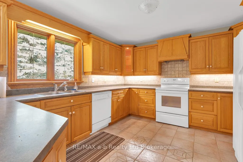 Photo 12 of 21 Windemere Avenue, Tillsonburg — HOMEH