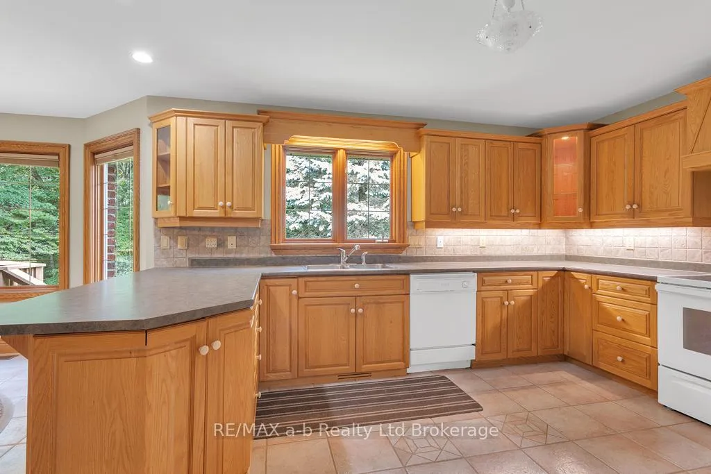Photo 13 of 21 Windemere Avenue, Tillsonburg — HOMEH
