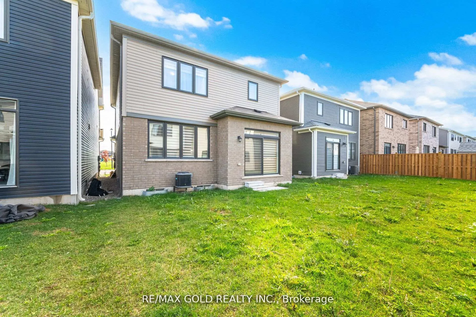 Photo 31 of 128 Whithorn Crescent, Haldimand — HOMEH